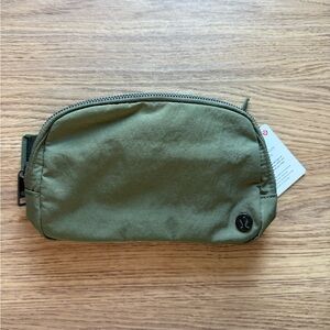 Lululemon Everywhere Belt Bag 1L - Medium Olive
